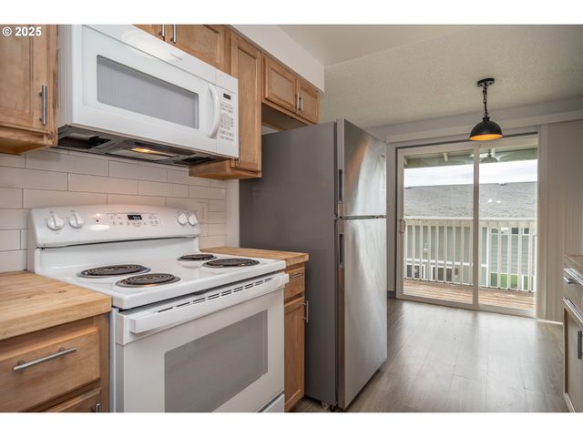 885 Ne SUNSET St 22, Roseburg, OR 97470