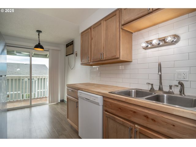 885 Ne SUNSET St 22, Roseburg, OR 97470