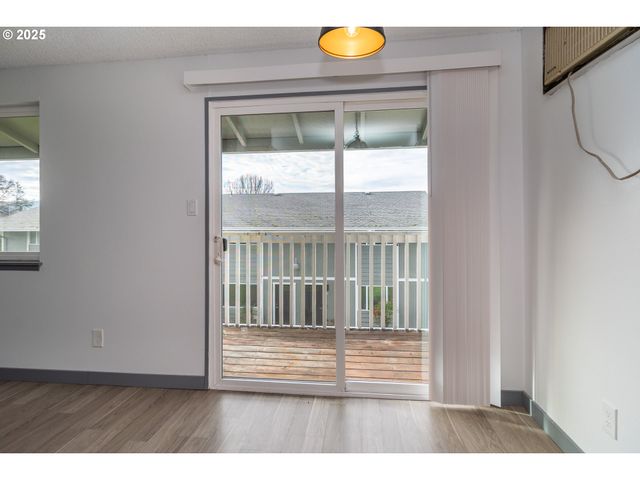 885 Ne SUNSET St 22, Roseburg, OR 97470