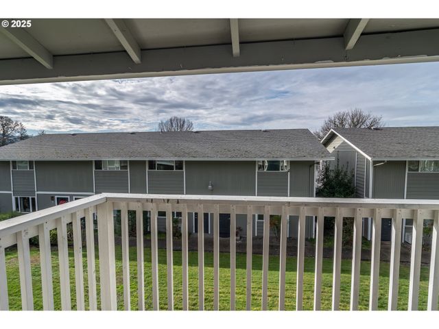 885 Ne SUNSET St 22, Roseburg, OR 97470