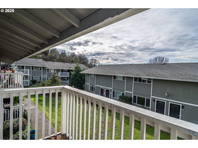 885 Ne SUNSET St 22, Roseburg, OR 97470