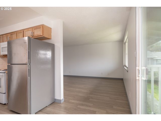 885 Ne SUNSET St 22, Roseburg, OR 97470