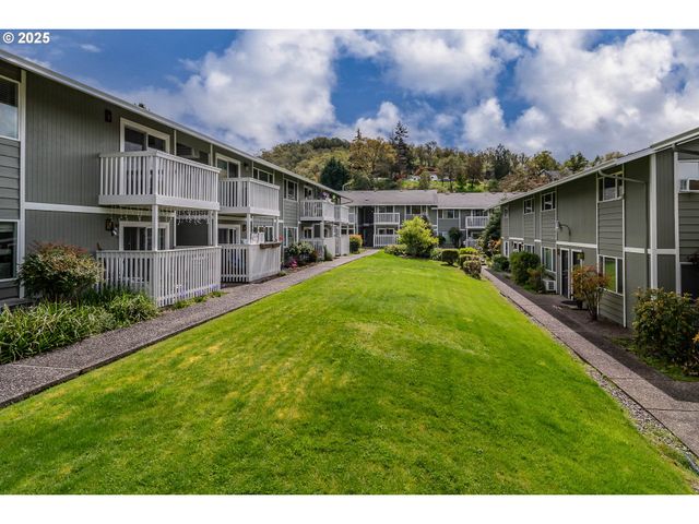 885 Ne SUNSET St 22, Roseburg, OR 97470