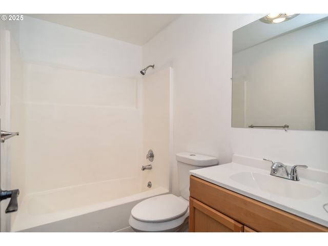 885 Ne SUNSET St 22, Roseburg, OR 97470