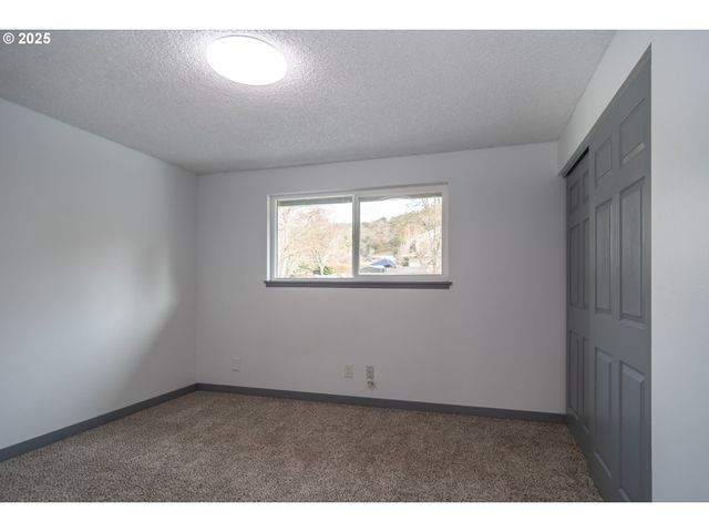 885 Ne SUNSET St 22, Roseburg, OR 97470