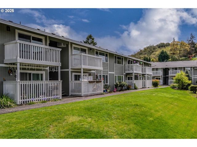 885 Ne SUNSET St 22, Roseburg, OR 97470
