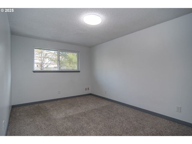 885 Ne SUNSET St 22, Roseburg, OR 97470