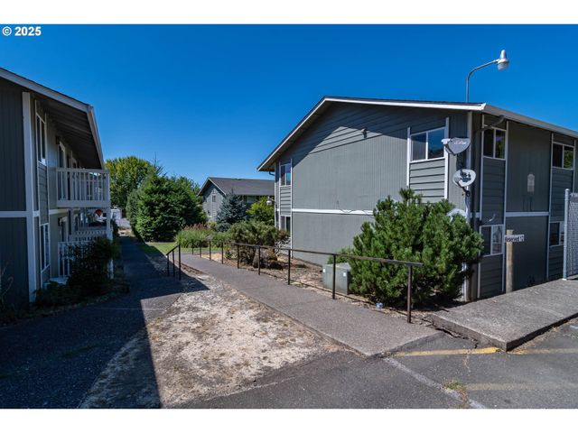 885 Ne SUNSET St 22, Roseburg, OR 97470