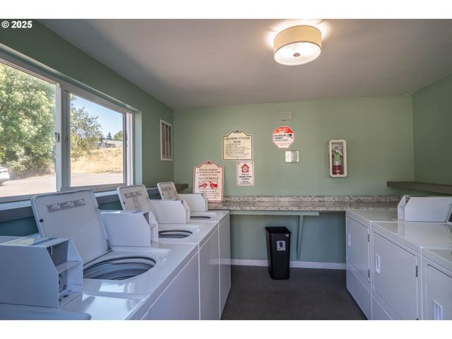 885 Ne SUNSET St 22, Roseburg, OR 97470