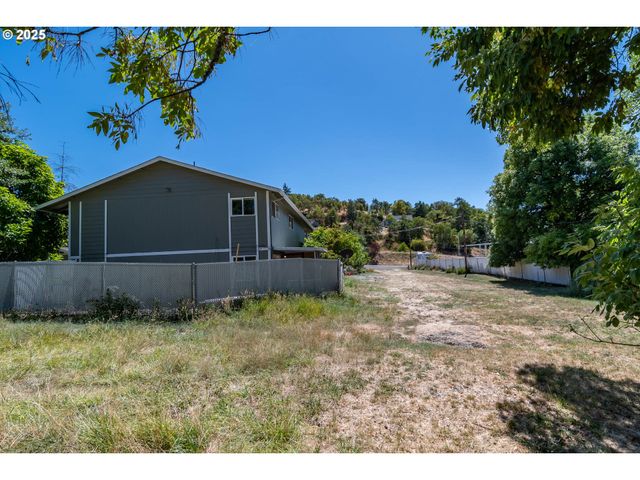 885 Ne SUNSET St 22, Roseburg, OR 97470