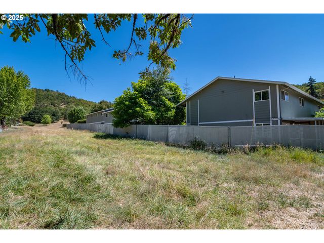 885 Ne SUNSET St 22, Roseburg, OR 97470