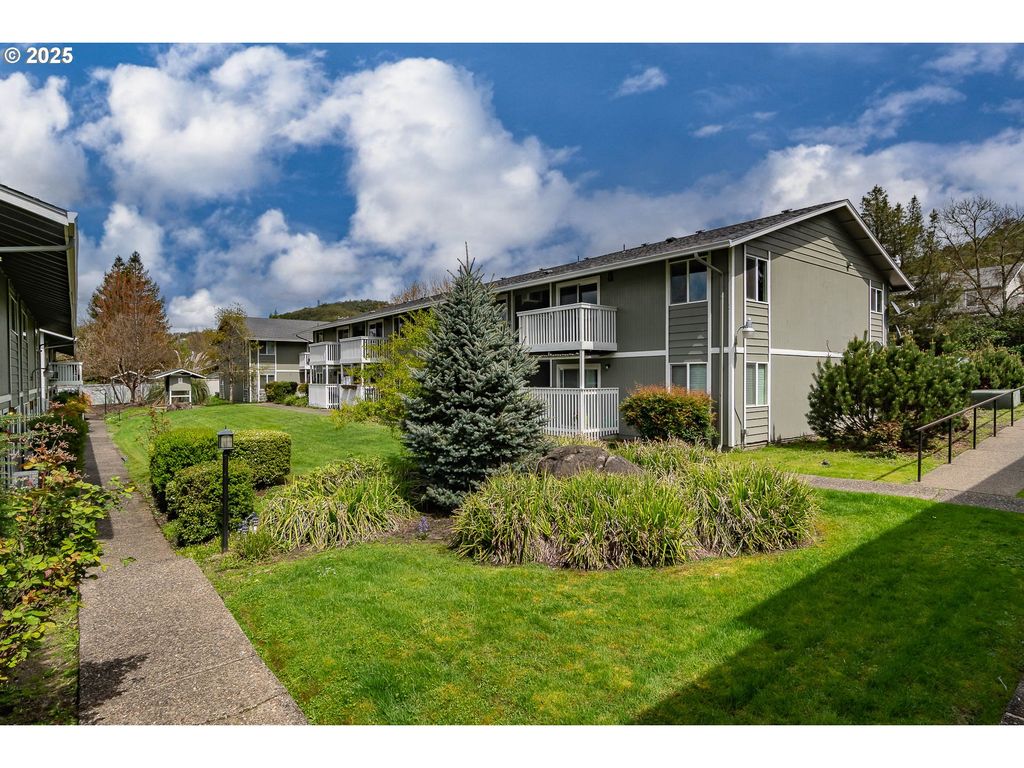 885 Ne SUNSET St 22, Roseburg, OR 97470