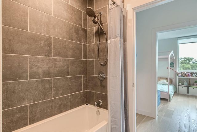 900 S 1st ST 421, Austin, TX 78704