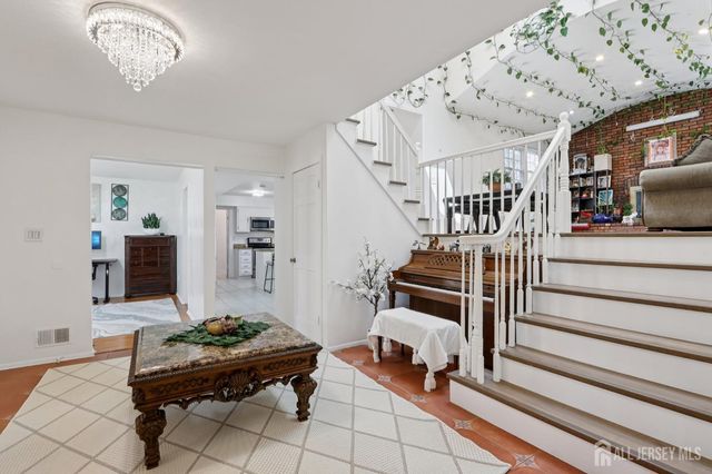 12 Mackenzie Lane, Plainsboro, NJ 08536