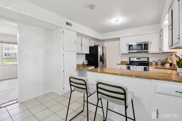 12 Mackenzie Lane, Plainsboro, NJ 08536