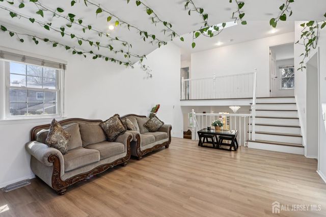 12 Mackenzie Lane, Plainsboro, NJ 08536