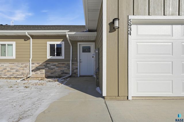 5934 S Whisper Creek Pl Place, Sioux Falls, SD 57108