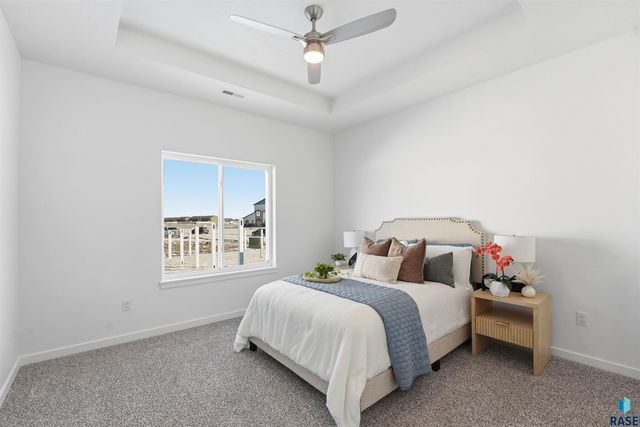 5934 S Whisper Creek Pl Place, Sioux Falls, SD 57108