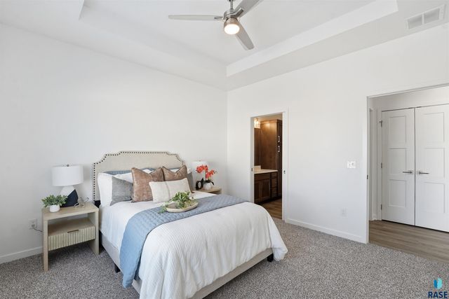 5934 S Whisper Creek Pl Place, Sioux Falls, SD 57108