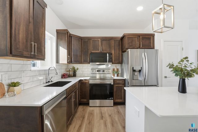 5934 S Whisper Creek Pl Place, Sioux Falls, SD 57108