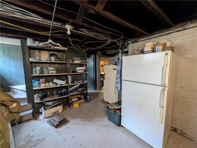 211 Wills Rd, Connellsville, PA 15425