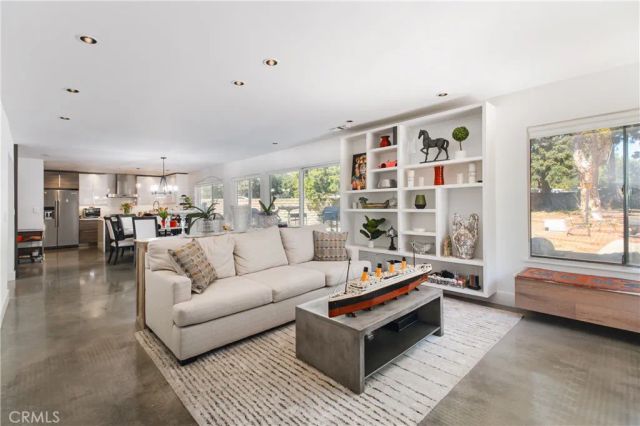 19865 Hiawatha Street, Chatsworth, CA 91311