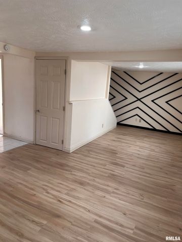 2800 S Woodward Street, Springfield, IL 62703