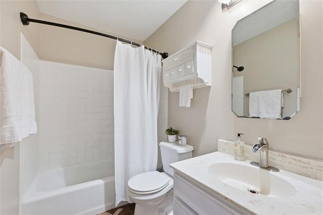 1032 NW 70TH Court, Kansas City, MO 64118
