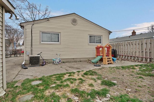 25530 Cole Street, Roseville, MI 48066