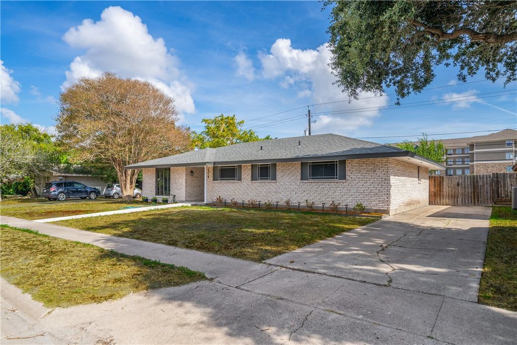 4218 Hermosa Dr, Corpus Christi, TX 78411 — photo 2
