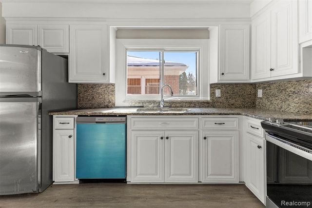 9327 Columbia, Redford, MI 48239