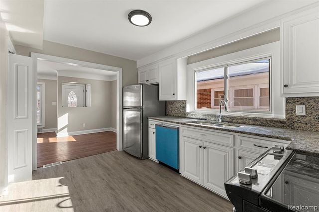 9327 Columbia, Redford, MI 48239