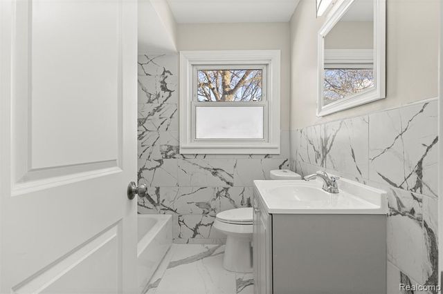 9327 Columbia, Redford, MI 48239