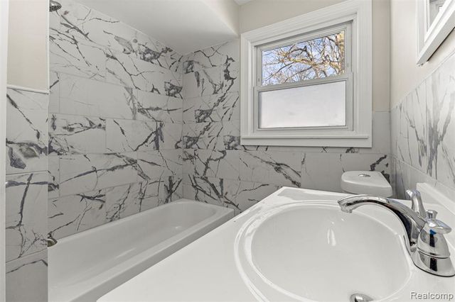 9327 Columbia, Redford, MI 48239