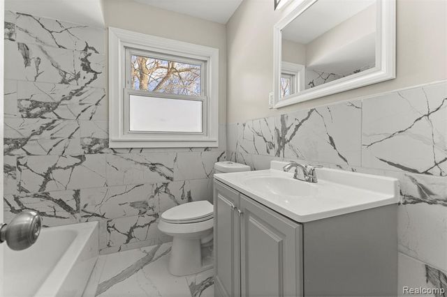 9327 Columbia, Redford, MI 48239