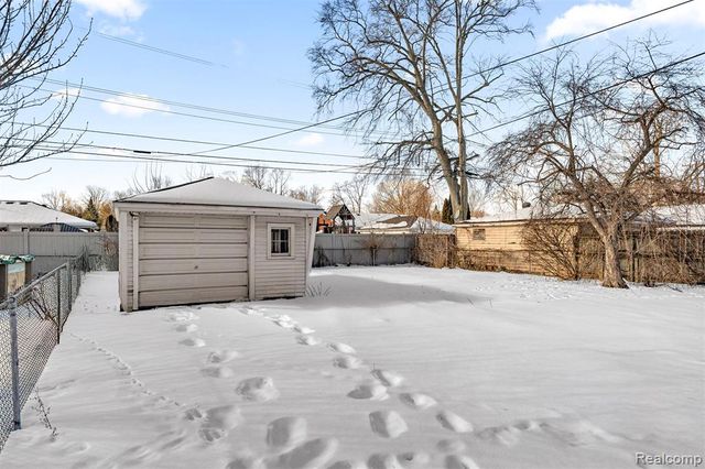 9327 Columbia, Redford, MI 48239