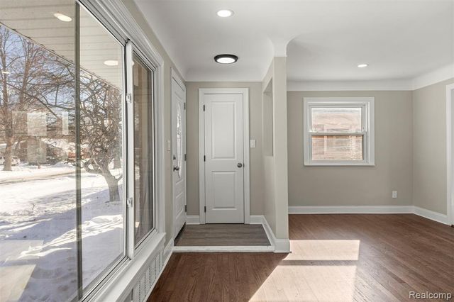 9327 Columbia, Redford, MI 48239