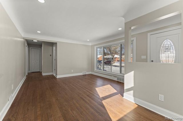 9327 Columbia, Redford, MI 48239