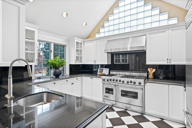 35 Glen Grn, Winchester, MA 01890