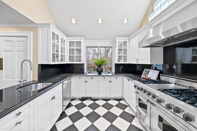 35 Glen Grn, Winchester, MA 01890