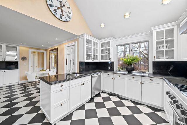 35 Glen Grn, Winchester, MA 01890