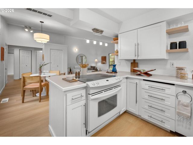 3306 Ne HOLMAN St, Portland, OR 97211