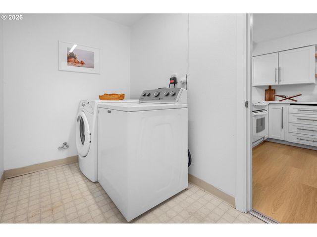 3306 Ne HOLMAN St, Portland, OR 97211