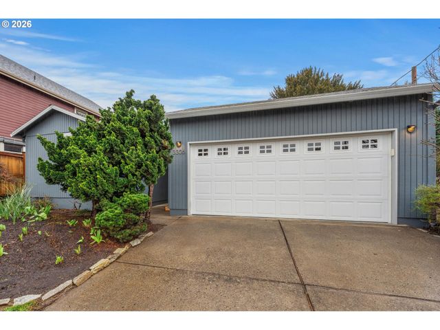 3306 Ne HOLMAN St, Portland, OR 97211