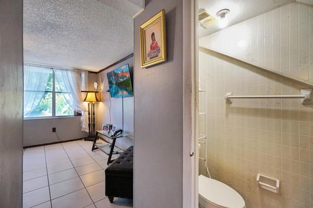 1067 W 43rd Place 68, Hialeah, FL 33012