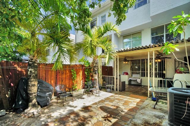 1067 W 43rd Place 68, Hialeah, FL 33012