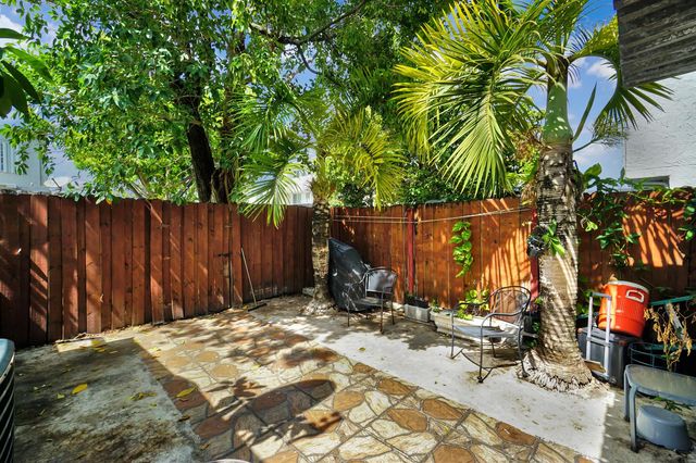 1067 W 43rd Place 68, Hialeah, FL 33012