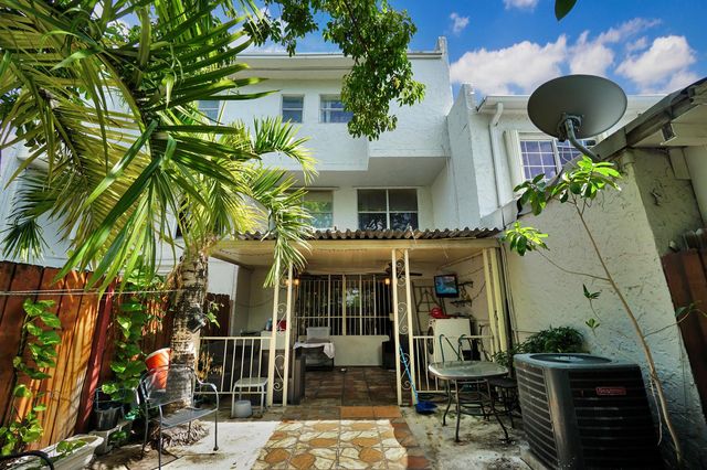 1067 W 43rd Place 68, Hialeah, FL 33012