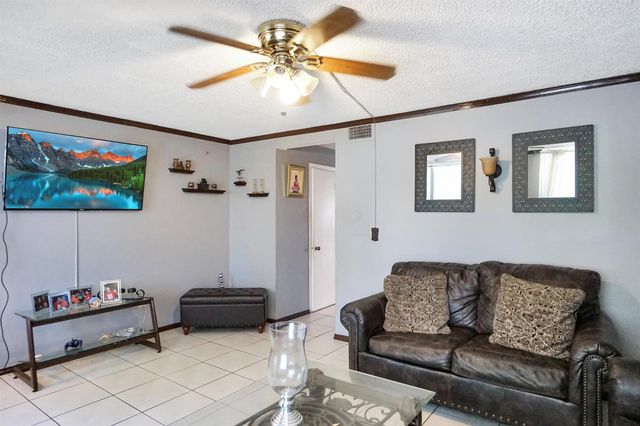 1067 W 43rd Place 68, Hialeah, FL 33012