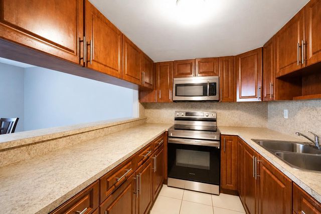 1067 W 43rd Place 68, Hialeah, FL 33012